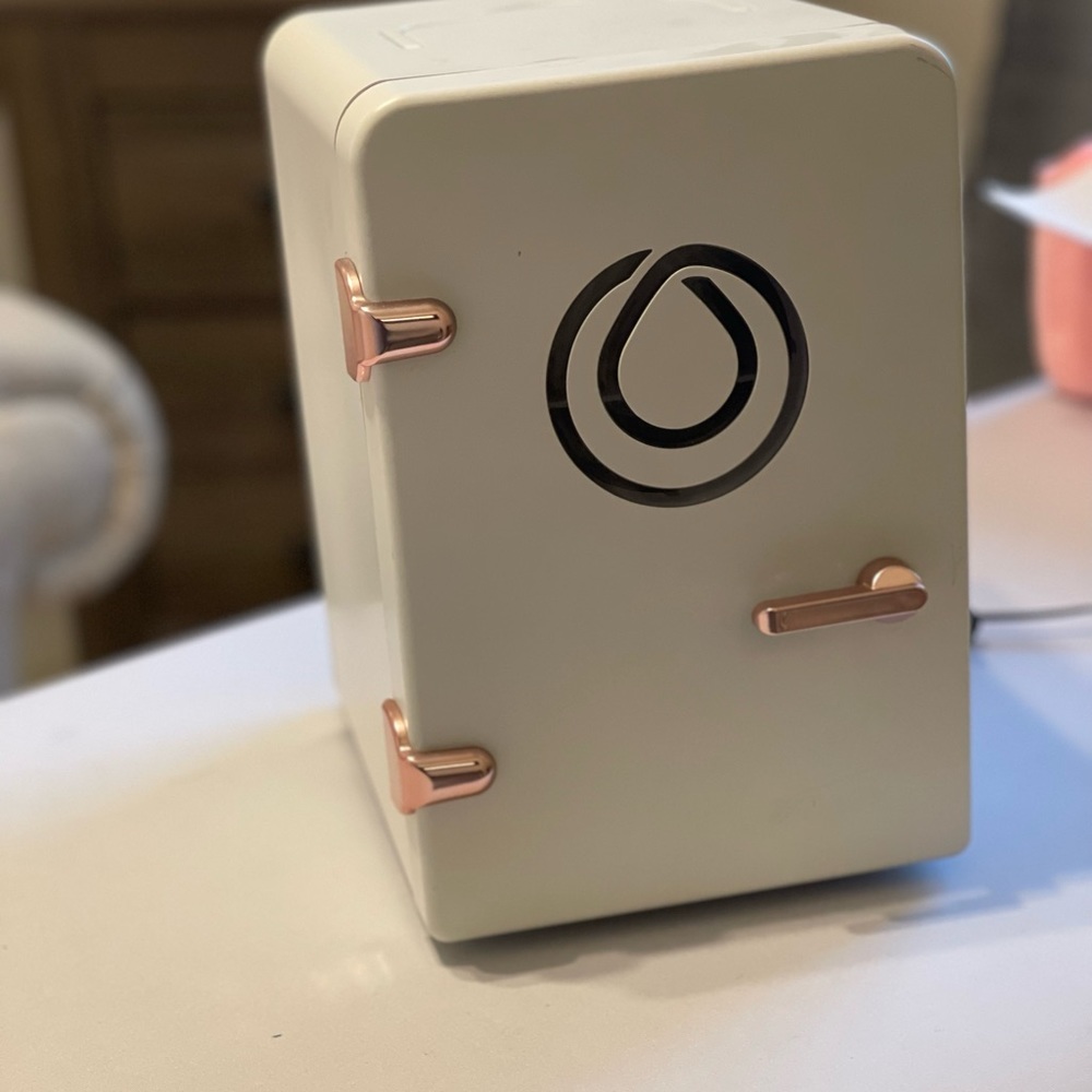 LIMITED EDITION MONAT Beauty Keeper Skincare Makeup Fridge With Handle IN BOX!